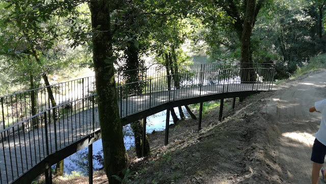 Passadiço por entre as árvores na Praia Fluvial do RIo Homem