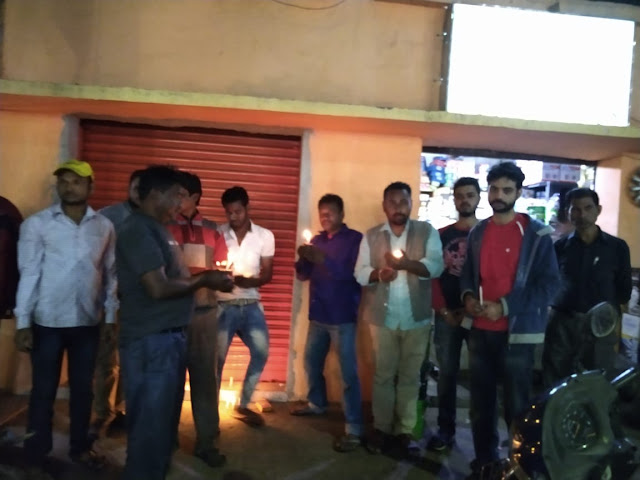 कई राजनीतिक व सामाजिक संगठनों ने निकाले कैंडल मार्च,पाक पीएम का पुतला भी फूंका