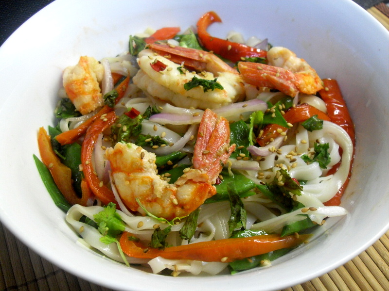 Fideos orientales con gambas y salsa tai.