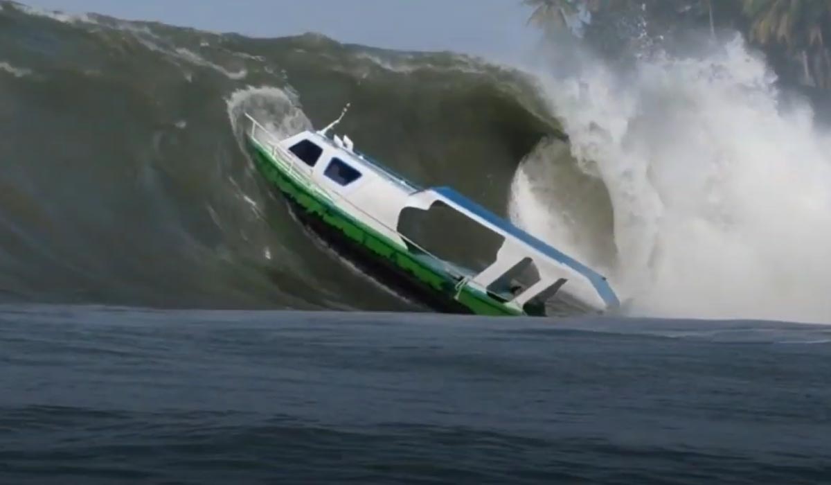 Onda gigantesca arrasta barco na Indonésia; assista