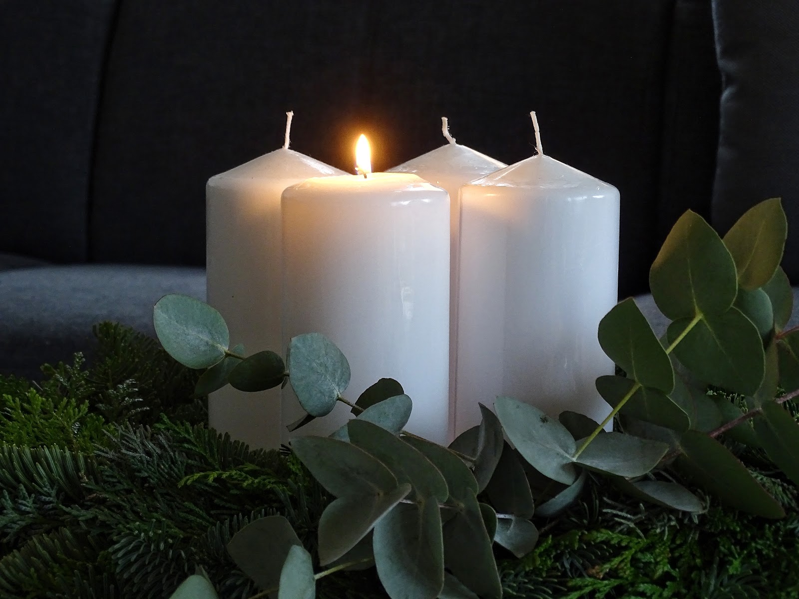 Minimalistischer, natürlicher Adventskranz mit Eukalyptus - Lieblinge, Momente und Motive einer Woche - https://mammilade.blogspot.de Minimalistischer, natürlicher Adventskranz mit Eukalyptus - Lieblinge, Momente und Motive einer Woche - https://mammilade.blogspot.de