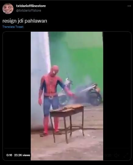 Viral Penjual Sate Pakai Kostum Superhero, Publik: Resign Jadi Pahlawan? (Twitter/@txtdroffstore)