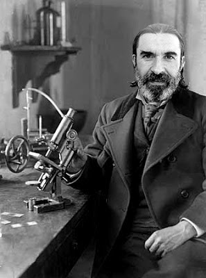 El Apocalipsis Cientontífico - Periodismo Quijotesco Según el diccionario, una teoría es un "Conocimiento especulativo considerado con independencia de toda aplicación". Y especular significa: "Hacer conjeturas sobre algo sin conocimiento suficiente". Una conjetura es: "Un juicio que se forma de algo por indicios u observaciones". Y una teoría es a su vez una "hipótesis cuyas consecuencias se aplican a toda una ciencia o a parte muy importante de ella". Además de esto, una hipótesis es una "suposición de algo posible o imposible para sacar de ello una consecuencia"
