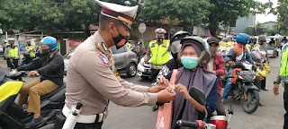 Ops Zebra, Kasat Lantas Polres Gowa Turun Langsung Berbagi Masker dan Vitamin