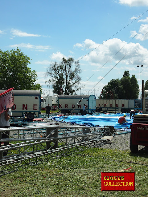 Roulotte et chantier du montage du chapiteau du Circus Krone, 2012