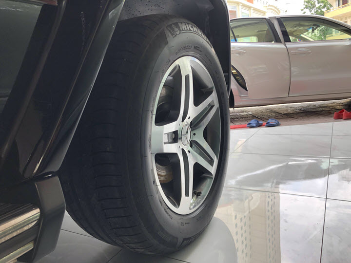 Hàng hiếm Mercedes-Benz G55 AMG biển số tứ quý 8 của Hà Nội nằm trong showroom xe sang có tiếng tại Sài Gòn