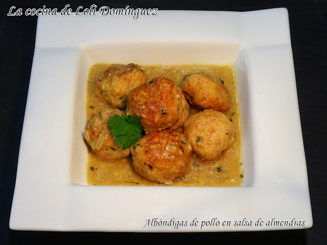 Albóndigas de pollo en salsa de almendras