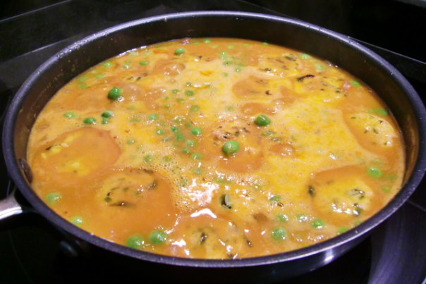 Huevos rellenos en salsa estilo Teresita