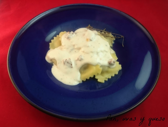 Raviolis con salsa de queso de cabra