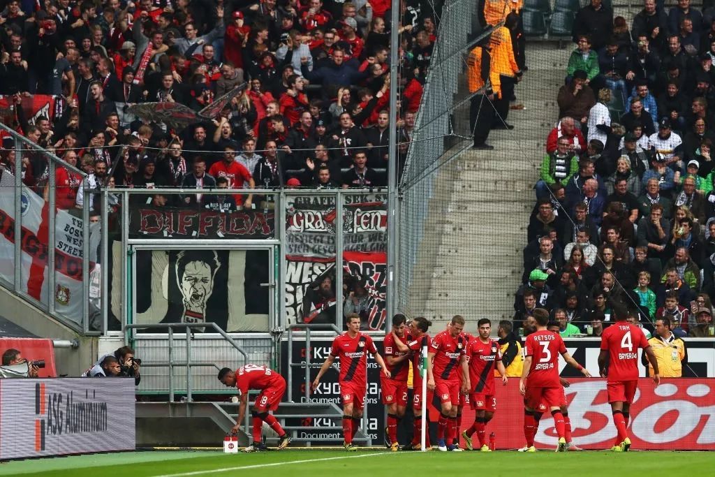 schwarzes fußballtrikot