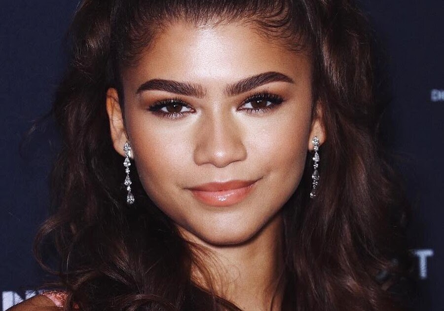 Zendaya Height, Weight, Body Measurements. - Zendaya's Model-Like Proportions: Height, Weight & Body Stats