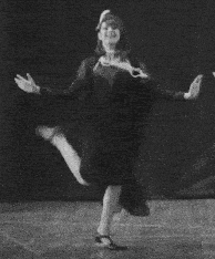 Eski siyah-beyaz bir görüntüde çarliston dansı yapan bir bayan