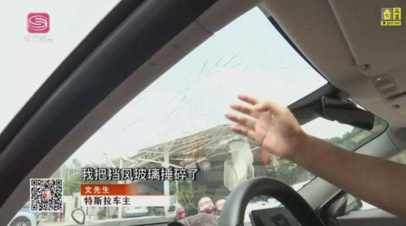 Çin'de bir Tesla Model 3 aniden güç kaybetti ve sürücünün sıcak havada arabada neredeyse boğulmasına neden oluyordu.