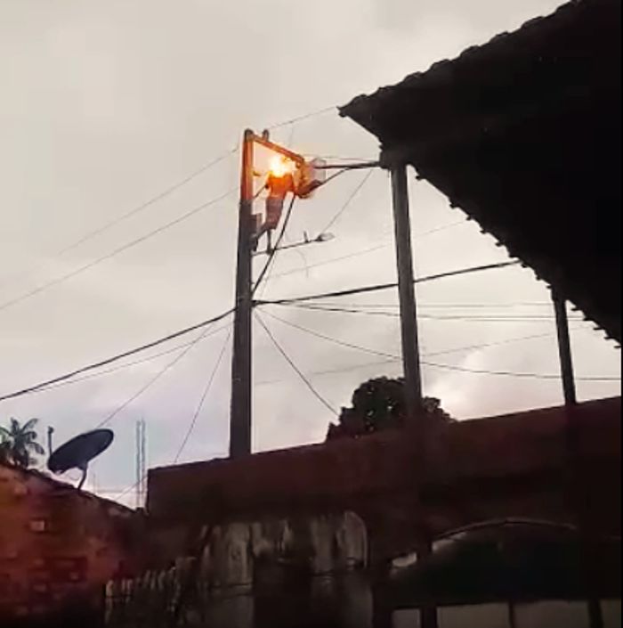 Cenas fortes / Vídeo - homem morre eletrocutado em cima de poste