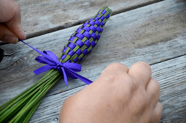 How to Weave Aromatic Lavender Wands