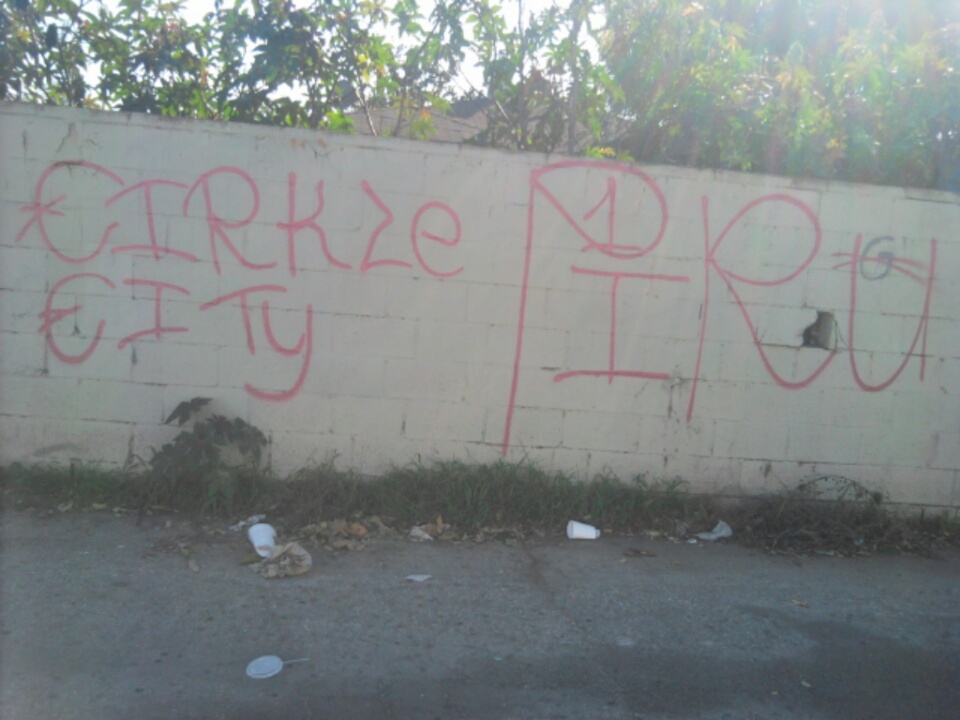 blood piru brims gangs graffiti: Circle city piru ( watts )