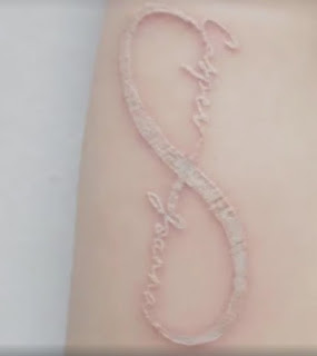tatuaje blanco nombres y simbolo de infinito