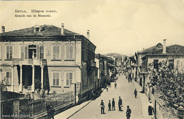  Главната улица - Широк Сокак во 1912/13 година. На левата страна е хотелот “Конституција” кој подоцна го промени името во “Ројал”.