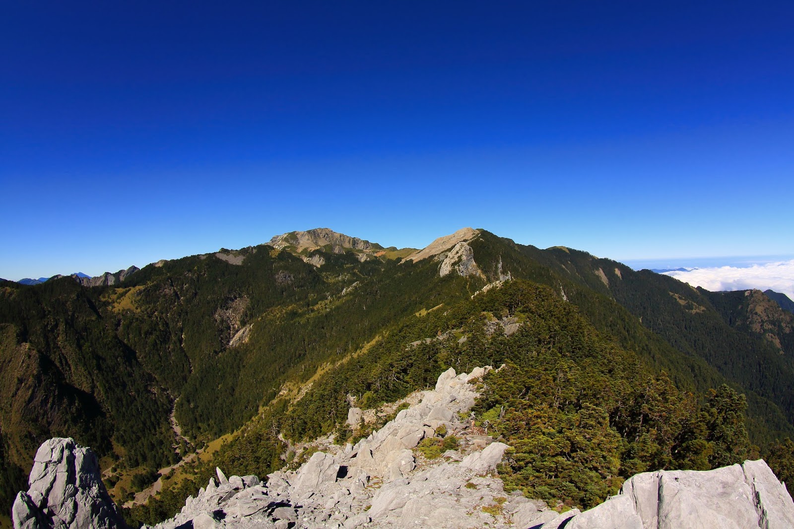 由南湖大山東南峰回望陶塞峰以及南湖大山東峰