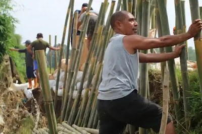 Warga Villamas Asri Setu Gotong Royong Perbaiki Tanggul Waduk Burangkeng Warga Villamas Asri Setu Gotong Royong Perbaiki Tanggul Waduk Burangkeng