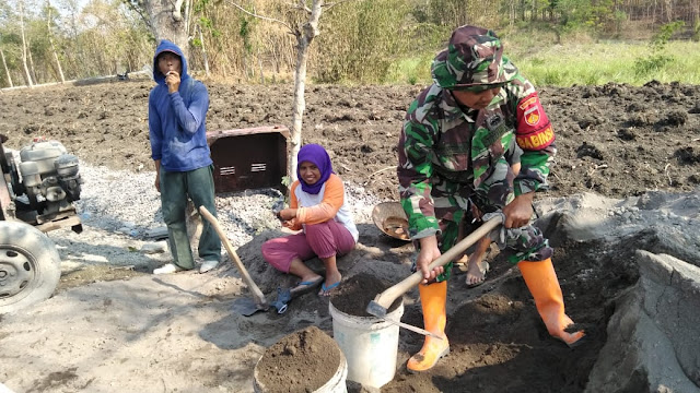 Babinsa Ngebung Kerja Bakti Pembuatan Jalan Tembus Dk. Wonolelo – Dk Ngrenjeng Babinsa Ngebung Kerja Bakti Pembuatan Jalan Tembus Dk. Wonolelo – Dk Ngrenjeng