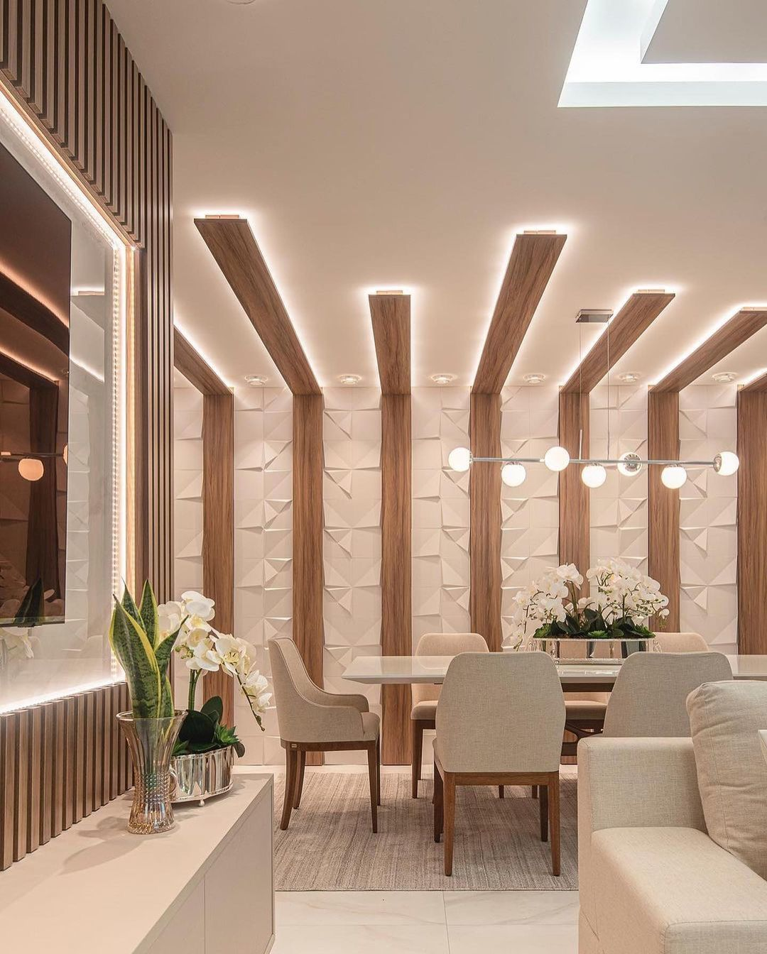 Sala de tv, jantar e hall integrados com cores neutras e painel com ...