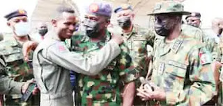 Yadda jama'a suka taimaki matukin jirgin da 'yan bindiga suka harbo a Zamfara Yadda jama'a suka taimaki matukin jirgin da 'yan bindiga suka harbo a Zamfara
