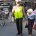 Personil Sat Lantas Polres Madina Bantu Nenek Hendak Menyeberang Jalan