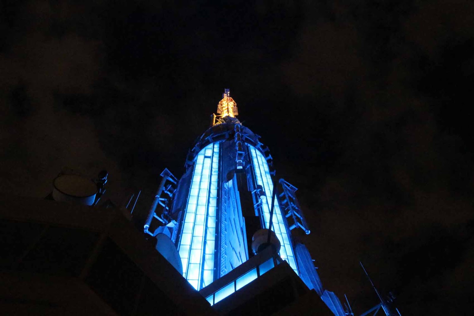 Empire State Buildingin huippu Tänään sinikeltainen