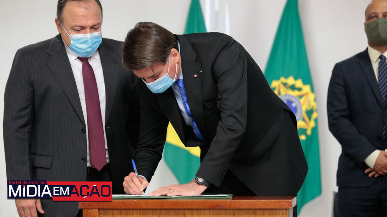 Bolsonaro assina MP que destina R$ 1,99 bilhão para vacina contra Covid-19