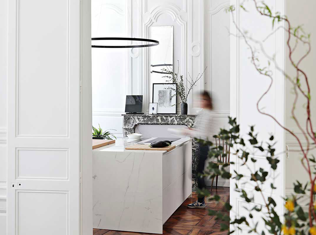 Black & white apartment in an 18th-century house in Rennes, France