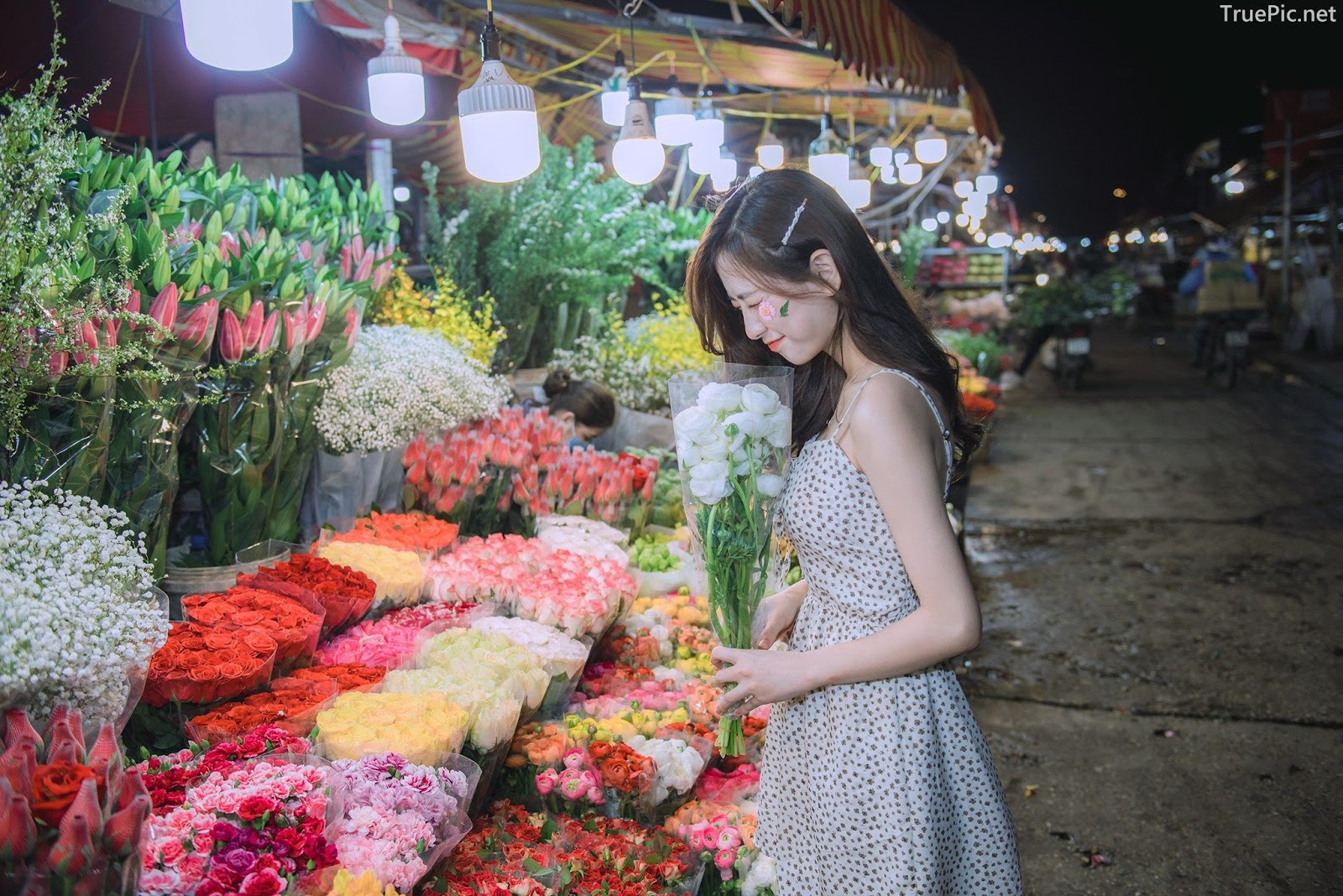 Vietnamese Hot Girl Linh Hoai - Strolling on the flower street - TruePic.net - Picture 21