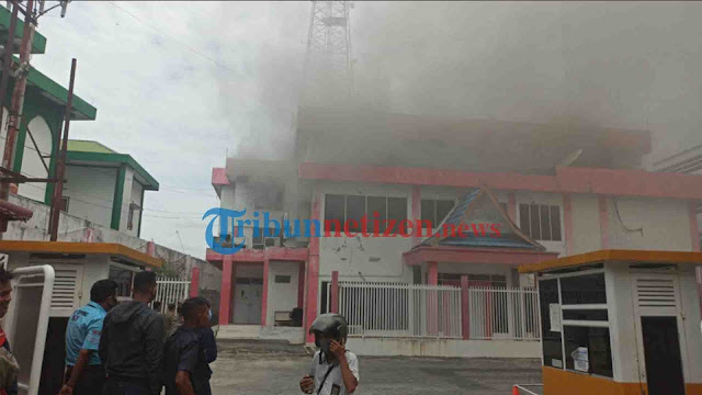 Video Detik-Detik Gedung Telkomsel Pekanbaru Kebakaran, Sinyal Telkomsel Hilang Video Detik-Detik Gedung Telkomsel Pekanbaru Kebakaran, Sinyal Telkomsel Hilang
