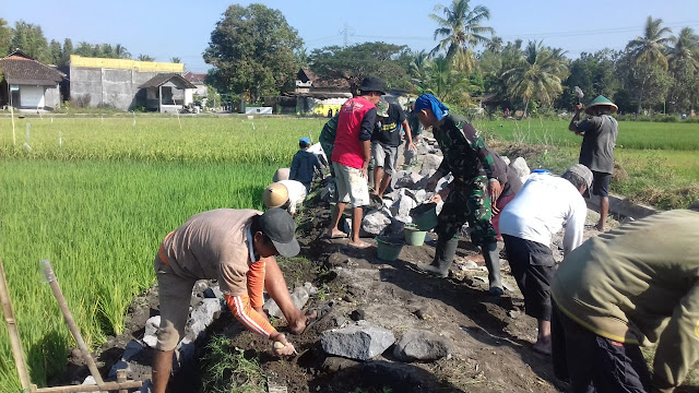 Semangat Gotong Royong Warga Dan TNI Pada TMMD Reguler 105 Tahun 2019