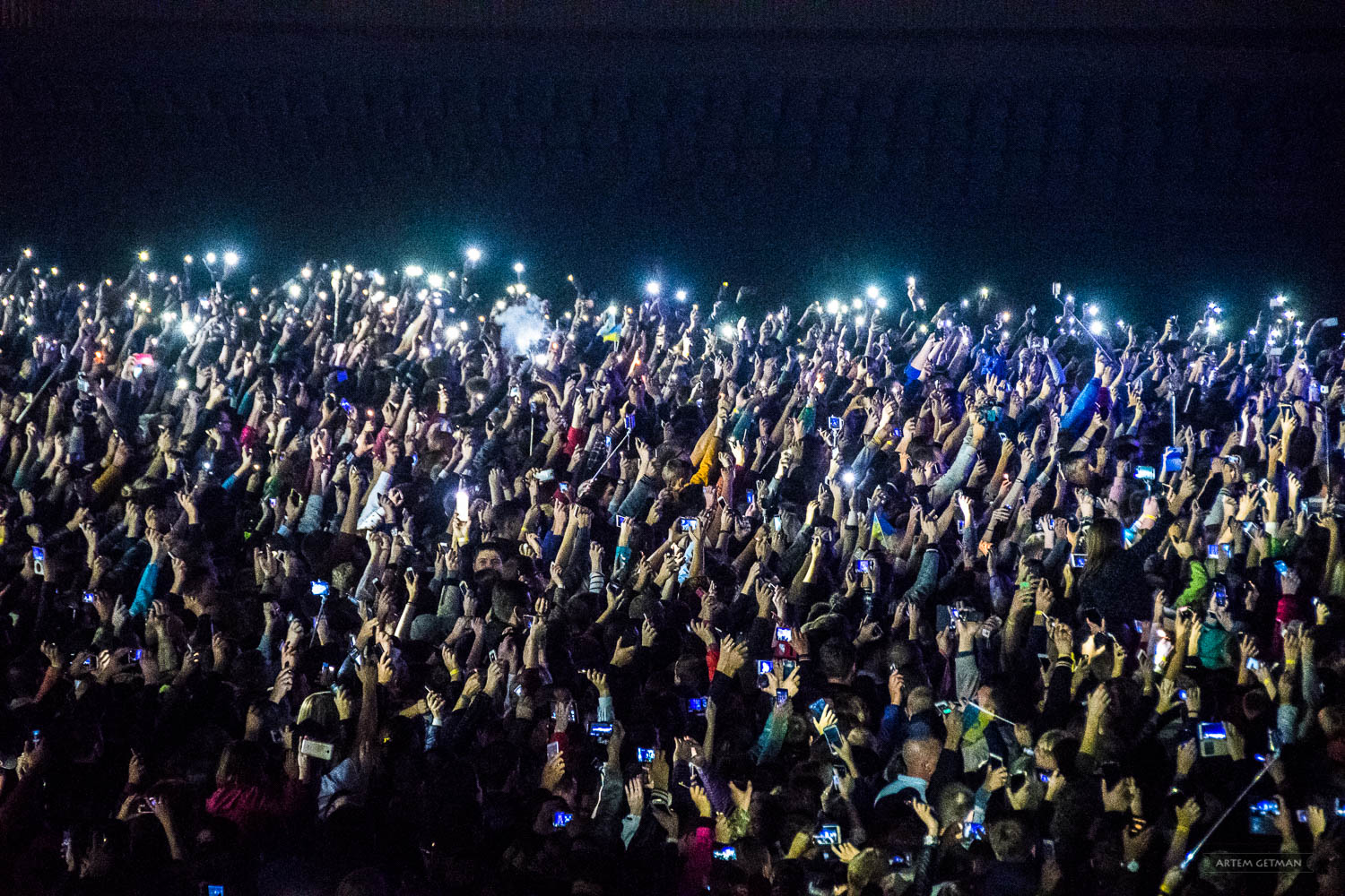 Океан эльзы друг. Толпа на концерте. Толпа на рок концерте гиф. Толпа рук с фонариками концерт. Tomorrowland gif.