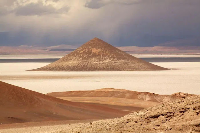 Bí ẩn "kim tự tháp" núi lửa từng có UFO ghé thăm ở Argentina