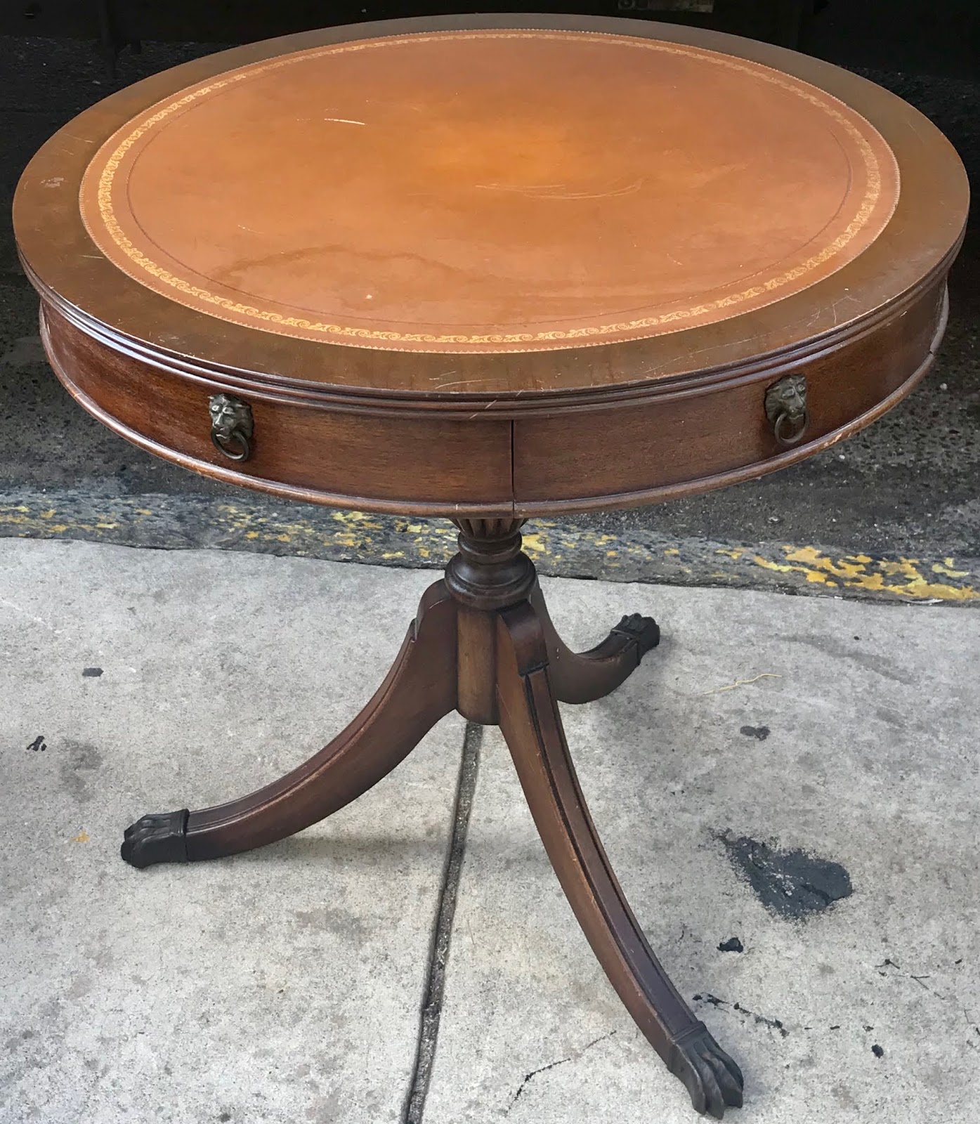 Uhuru Furniture & Collectibles Round Mahogany 2Drawer Accent Table
