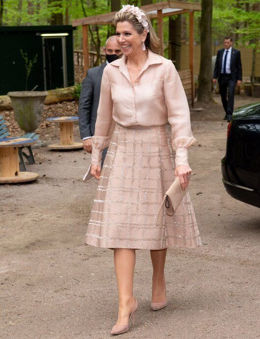 Queen Maxima wore a beige silk blouse, hirt and beige embellished skirt from Natan, and Fabienne Delvigne hairpiece