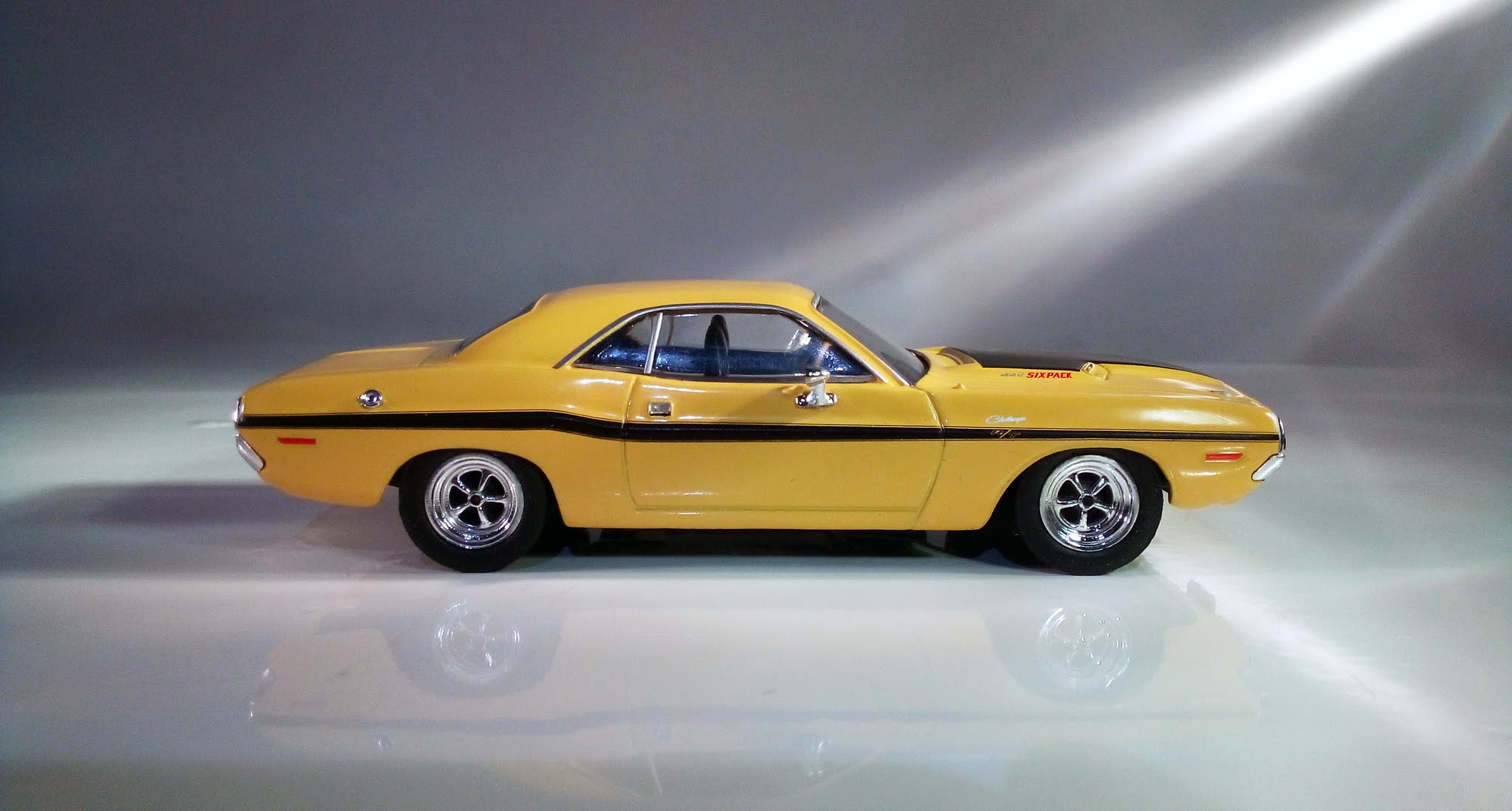 Auto GALERIA 118 Eddie Dodge Challenger 440 R/T (1970) > 1/43 jpg (2048x1099)