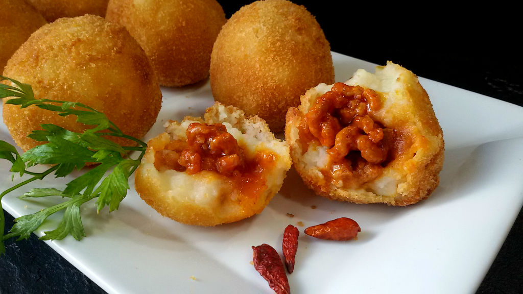 Bombas de patata y carne picantes | Pita Bloom