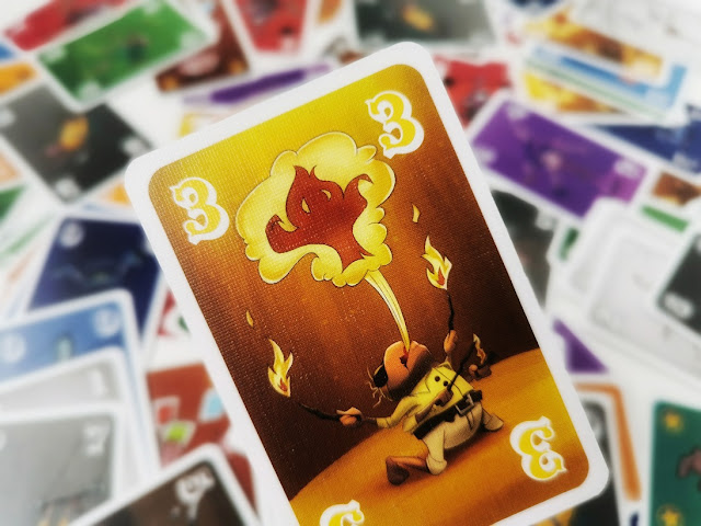 pchli cyrk gra karciana, na zdjęciu karta z wartością trzy w kolorze żółtym i pchła zionącą ogniem