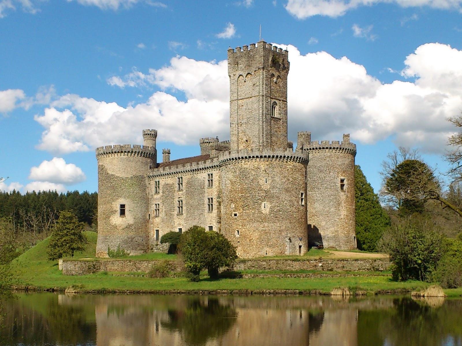 Средневековый замок во франции. Шато де Montbrun. Замок Монтбрун. Замок Montbrun во Франции. Замок де Байоль Франция.