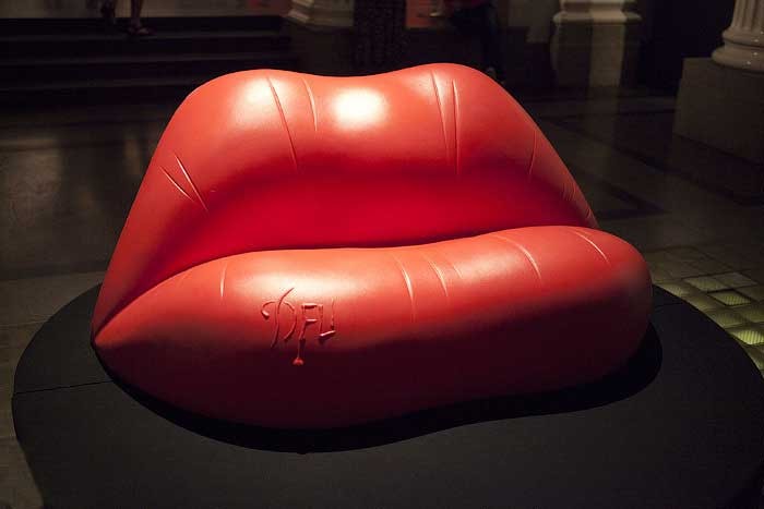 Febrero: Sofá Labios de Salvador Dalí | The Deco Soul