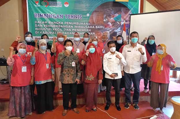 Anggota DPR dari PKS Nevi Zuairina bersama Pjs Bupati Padang Pariaman dan peserta pelatihan