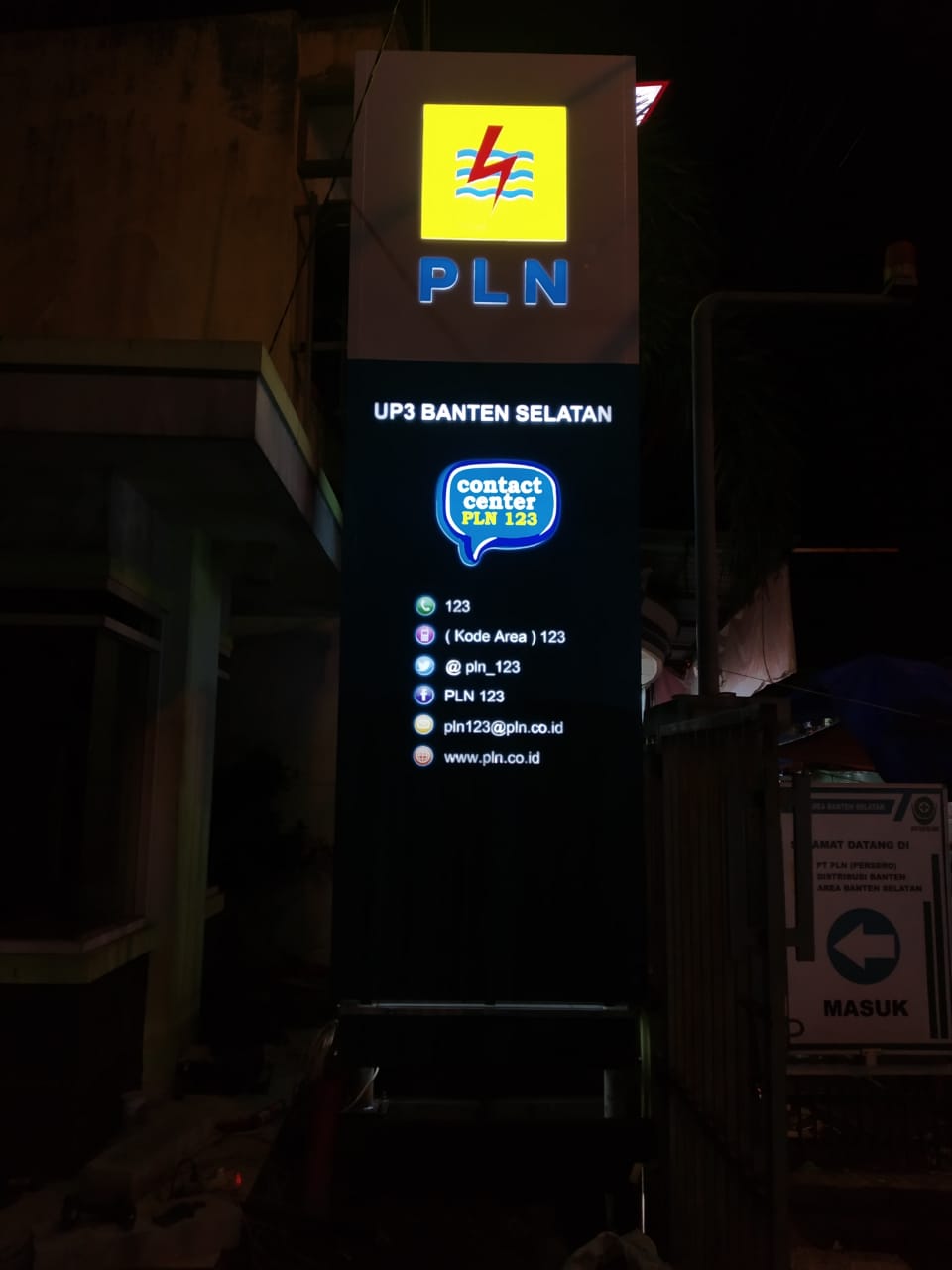 Pembuatan Totem PLN dan Papan nama Signage Seluruh Indonesia Jasa