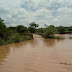 REGIÃO / Água passa por cima da ponte, no limite dos municípios de Várzea do Poço e Mairi