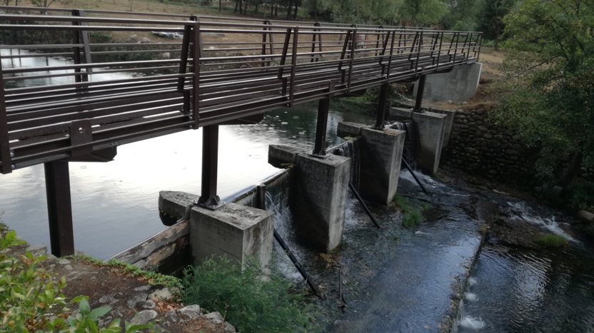 ponte pedonal em construção