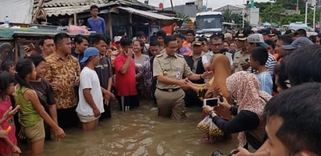 Gubernur Anies Baswedan Temui Korban Banjir Malah Diminta Nyebur ke Air Gubernur Anies Baswedan Temui Korban Banjir Malah Diminta Nyebur ke Air