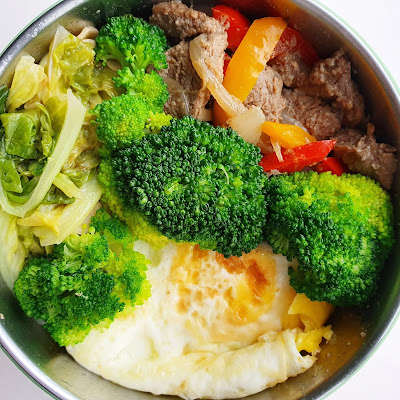 今日午餐：花椰菜、高麗菜、洋蔥、甜椒炒牛肉、荷包蛋，2020.12.25