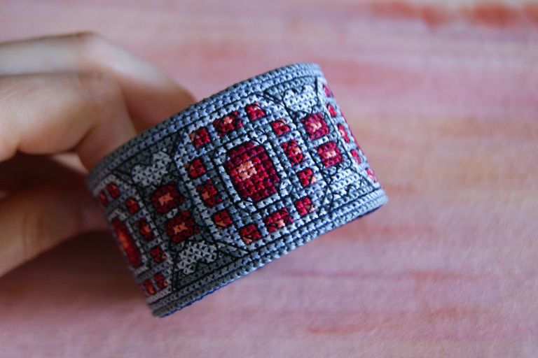 бисер толстый браслет крестиком. как сделать браслет крестиком. стрелочка из бисера. браслет вышитый крестиком. как сделать браслет крестиком.